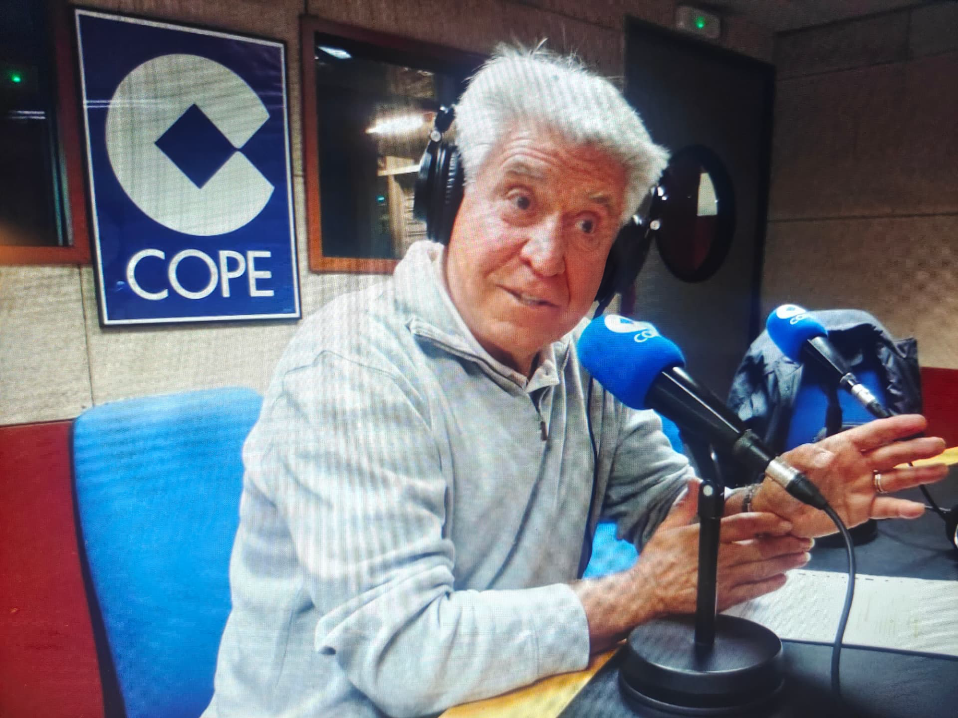 Joan Marc, con auriculares y gestos de las manos, habla ante el micrófono de COPE en un estudio de radio.