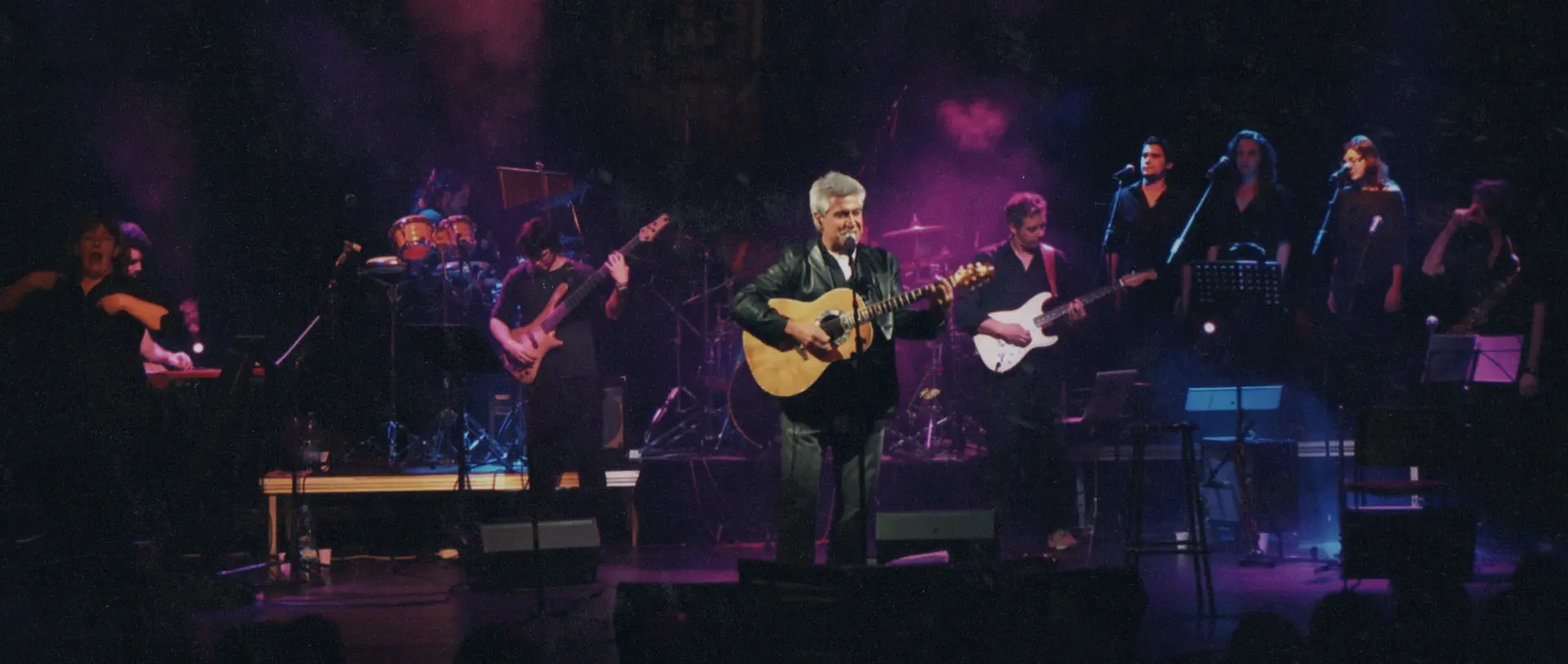 La banda completa sobre el escenario: Joan Marc al centro, con bajo, percusión, coros y batería.