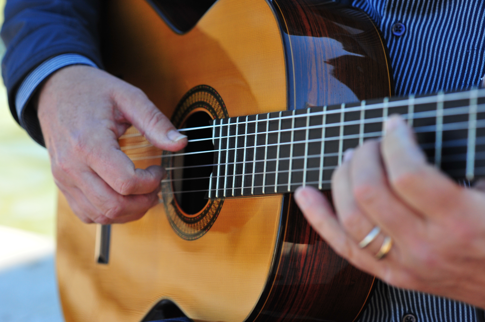 Detall de les mans de Joan Marc tocant la guitarra clàssica